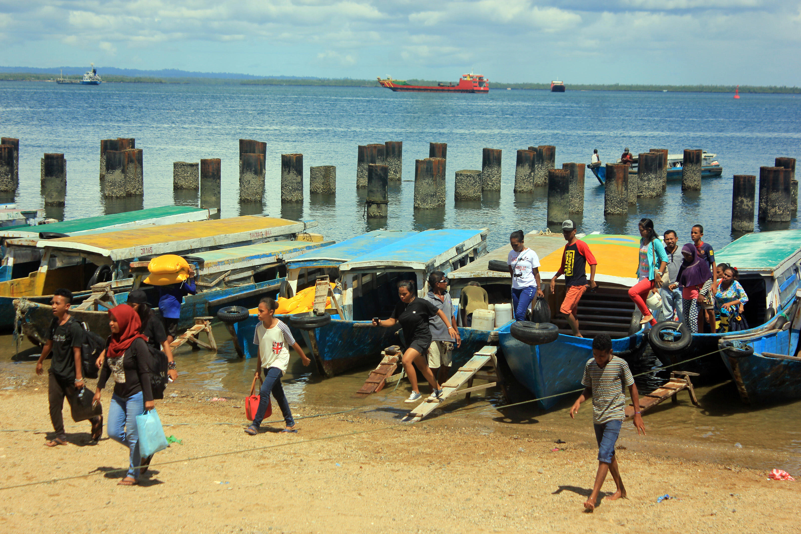 Masyarakat Pulau Doom Sorong Konsumsi Air Laut