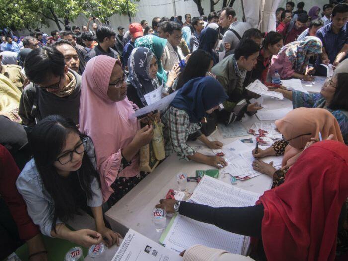 Warga berponsel tanpa NIK, sebagian besar usia muda