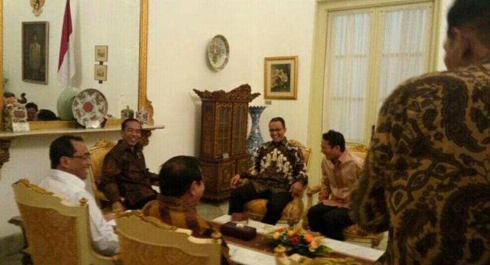 Suasana Santai Pertemuan Jokowi dengan Anies-Sandi