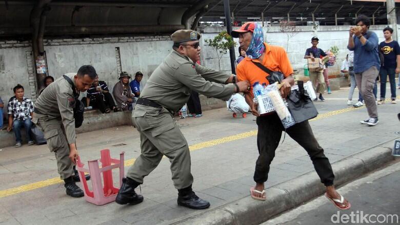 Dirazia Satpol PP, PKL Tanah Abang Kocar-kacir
