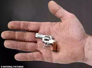 Penampakan pistol terkecil di dunia