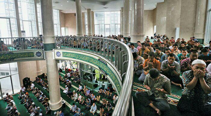 Subhanallah, Azan Berkumandang di Balai Kota DKI, Masjid Sesak Jamaah