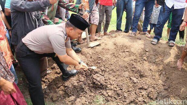 Momen Kombes Harry Angkat Keranda hingga Menguburkan Surnah