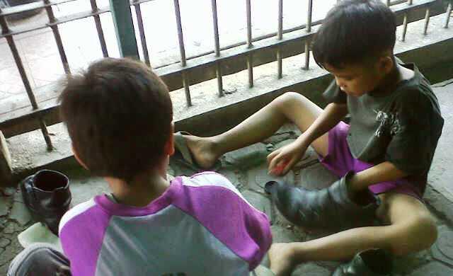 Mata dari Semir Sepatu