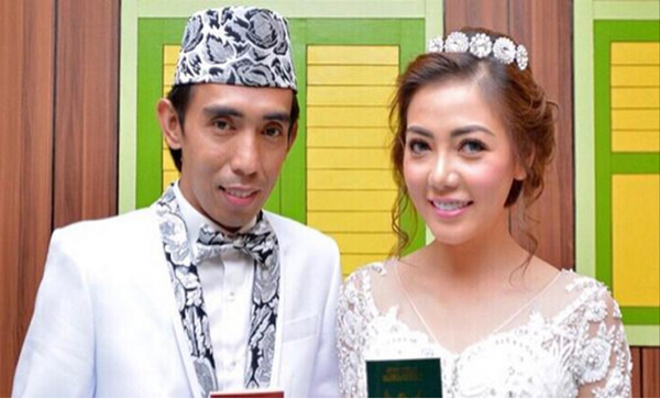 Tidak Mustahil, 4 Pria Biasa ini Berhasil Menaklukan Hati Artis Cantik Indonesia