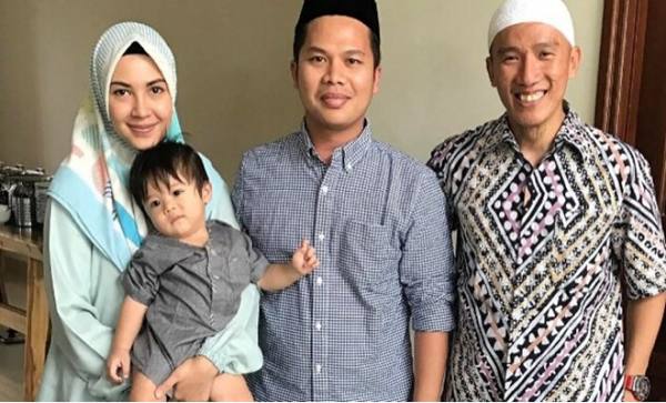 Tidak Mustahil, 4 Pria Biasa ini Berhasil Menaklukan Hati Artis Cantik Indonesia