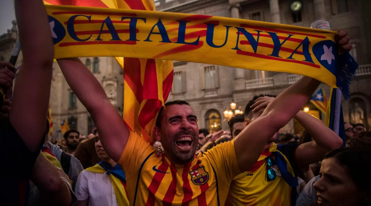 PHOTO: Sorak-sorai Warga Usai Deklarasi Merdeka Catalonia
