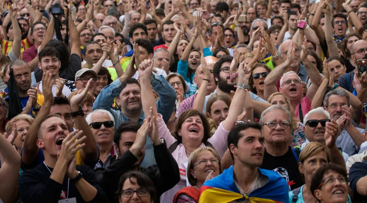 PHOTO: Sorak-sorai Warga Usai Deklarasi Merdeka Catalonia