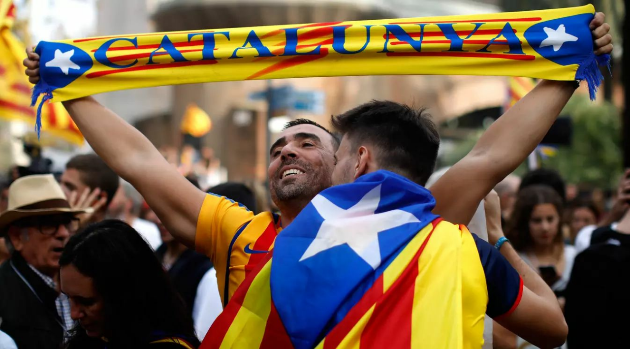 PHOTO: Sorak-sorai Warga Usai Deklarasi Merdeka Catalonia