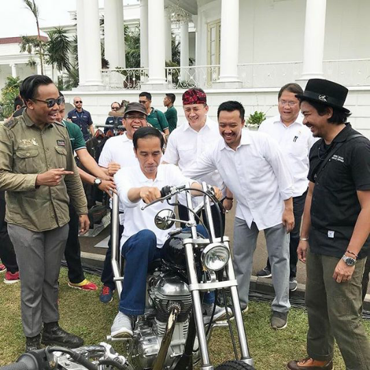 Jokowi Jajal Chopper Kustom di Istana Bogor