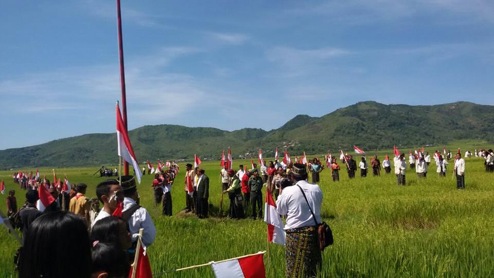 VIDEO: HUT Sumpah Pemuda - Masyarakat Gelar Upacara Bendera di Sawah Lodok Manggarai