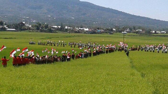 VIDEO: HUT Sumpah Pemuda - Masyarakat Gelar Upacara Bendera di Sawah Lodok Manggarai