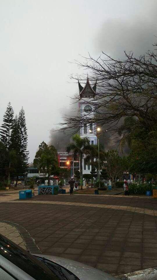 Pagi-pagi, Pasar Atas Bukittinggi dilahap si jago merah