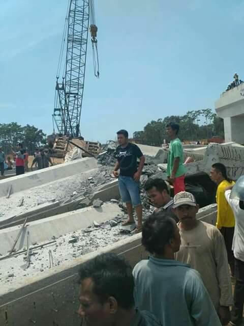 
Konstruksi Bangunan Tol Pasuruan-Probolinggo di Grati Ambruk