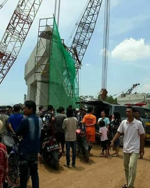 
Konstruksi Bangunan Tol Pasuruan-Probolinggo di Grati Ambruk