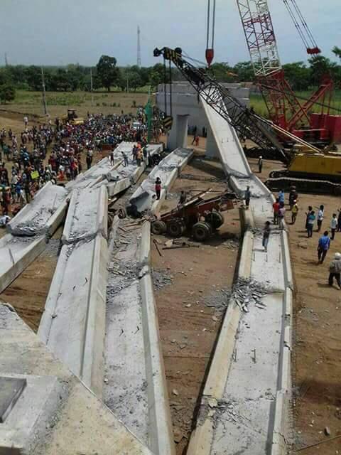 
Konstruksi Bangunan Tol Pasuruan-Probolinggo di Grati Ambruk