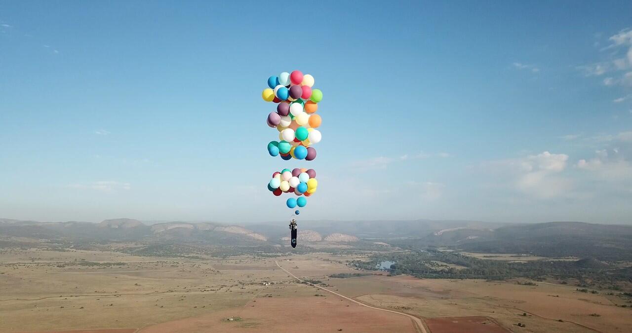 Terbang dengan Balon kayak di Film 'UP'? Ternyata Bisa!