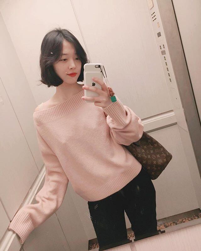 Sulli Ketahuan Not Using Bra Saat Pamer Potong Rambut, NetiZen Indo Bereaksi !