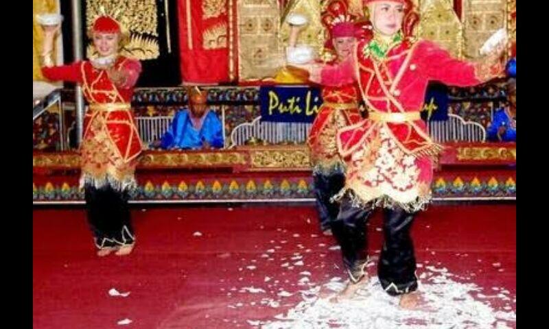 Asal Usul "Elang Menyembah" Tari Piring Klasik Sebagai Tarian Sumatra Barat.
