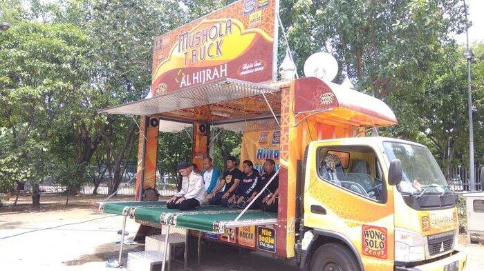 Owner Ayam Bakar Wong Solo Modifikasi Truk Jadi Mushala 