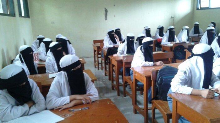 Heboh, di Sekolah Ini Seluruh Siswinya Bercadar