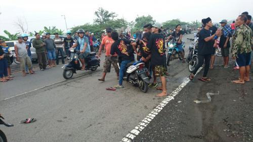 Geng Motor Seenaknya Menyerang Pemuda Di Pinggir Jalan