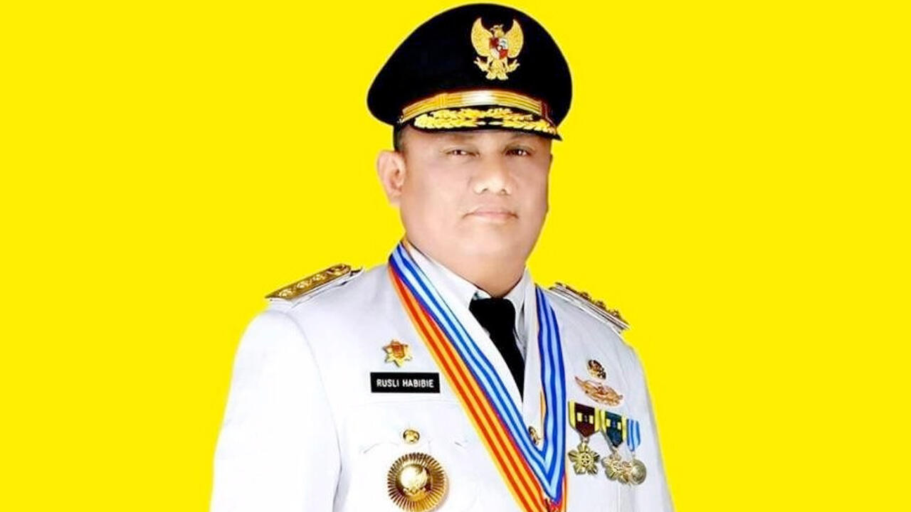 Keren, Gubernur Gorontalo Ancam Pindahkan Guru Merokok ke Wilayah Terpencil