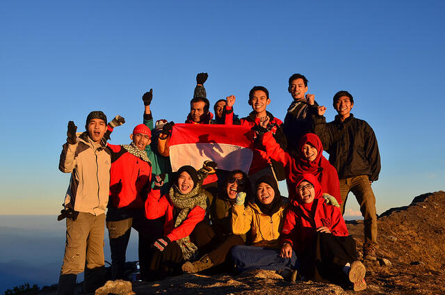 Ternyata Ini Nih Tips untuk Orang Tua yang Ajak Anaknya Mendaki Gunung