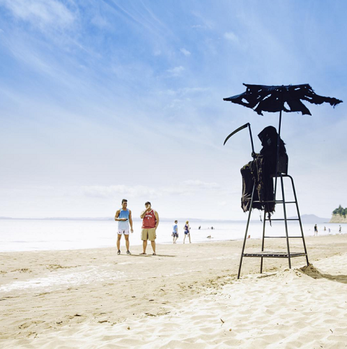 Ada Makhluk Hitam di Pinggir Pantai, Ngapain Ya?