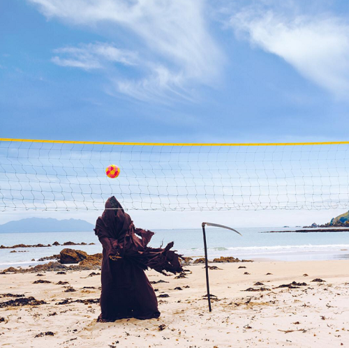 Ada Makhluk Hitam di Pinggir Pantai, Ngapain Ya?