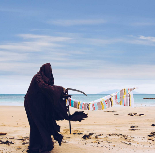 Ada Makhluk Hitam di Pinggir Pantai, Ngapain Ya?