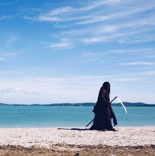 Ada Makhluk Hitam di Pinggir Pantai, Ngapain Ya?