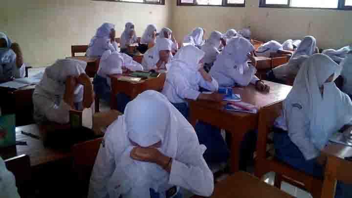 Siswi SMK Attholibiyah di Tegal Mulai Melepas Cadar