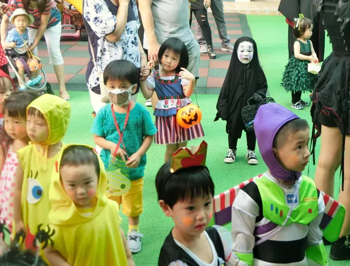  Bocah &quot;No Face&quot; Ini Kembali Buat Kejutan Dengan Kostum Halloweennya!