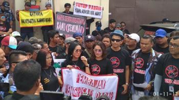 Siti Badriah, Delon dan sederet artis demo pabrik CD bajakan di Kosambi