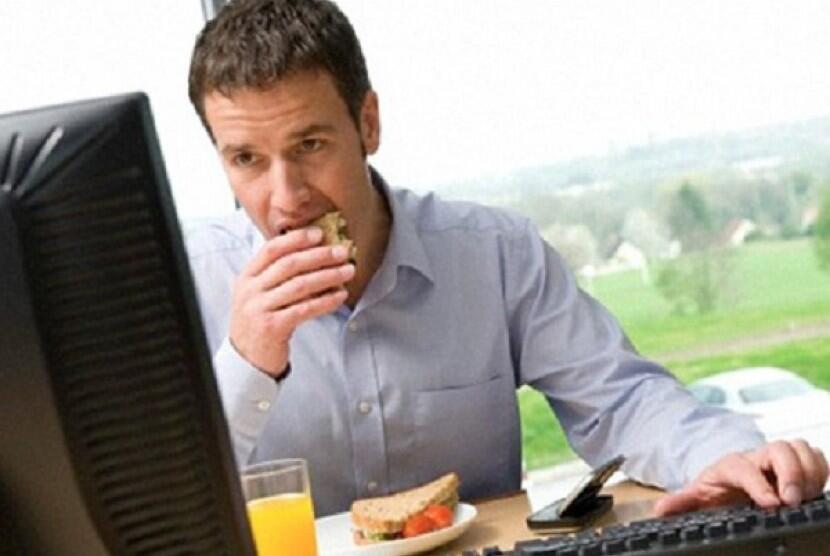 Simak Gan Lima Tips Ketika Terpaksa Makan di Meja Kerja