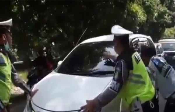 Tidak Mau Dirazia, Mobil Ini Berhasil Kabur dari Polisi