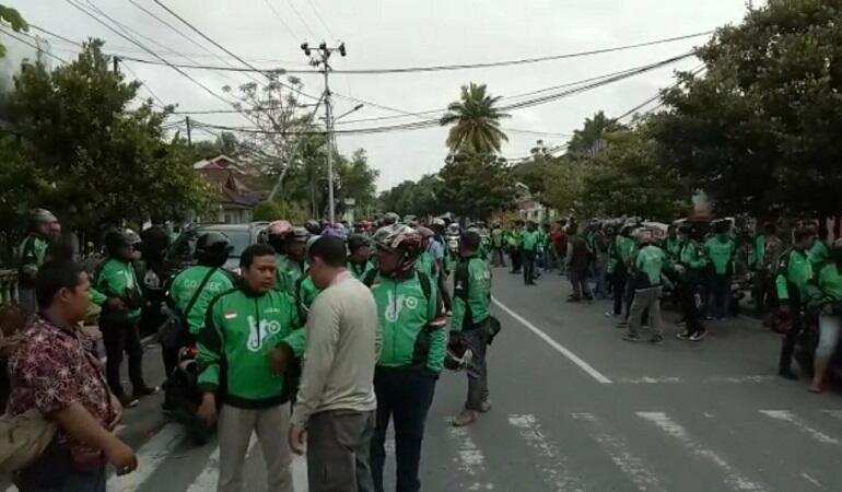 Ada Atau Gak Ada Aturan, Angkot dan Ojol Tetap Bentrok