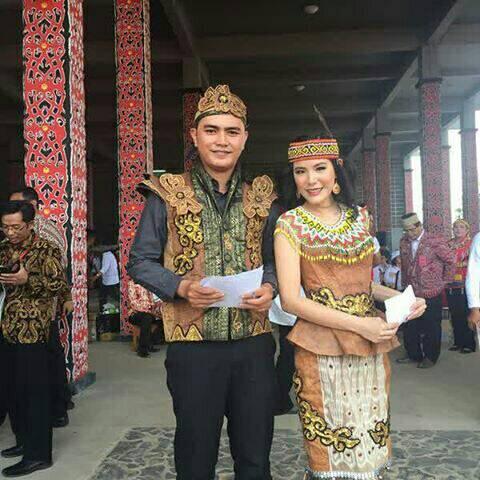 Dalam Balutan “Busana” Dayak, Siapa Saja Mereka?