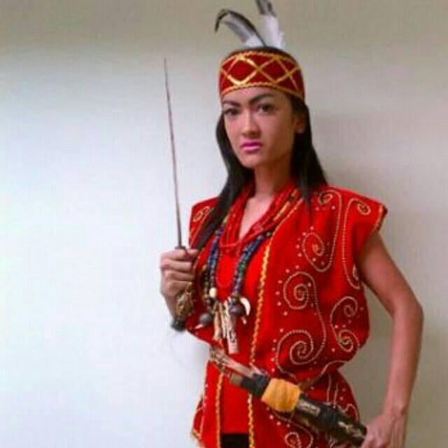 Dalam Balutan “Busana” Dayak, Siapa Saja Mereka?