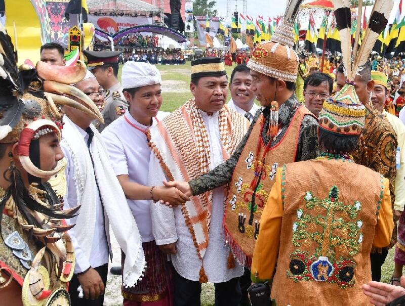 Dalam Balutan “Busana” Dayak, Siapa Saja Mereka?