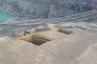 Gunung Ijen Bolong-bolong Tuai Kecaman Warganet
