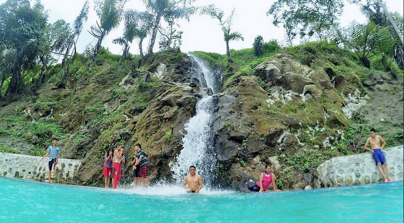 Wow, Air Terjun Ini Menyatu dengan Kolam Renang!