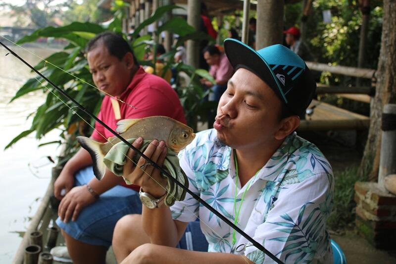 Yuk Liat Keseruan Ratusan Orang Ikut Lomba Mancing, Gan!