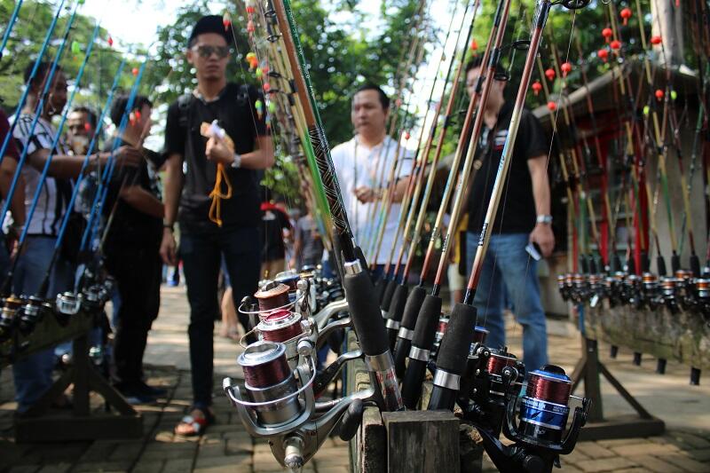 Yuk Liat Keseruan Ratusan Orang Ikut Lomba Mancing, Gan!