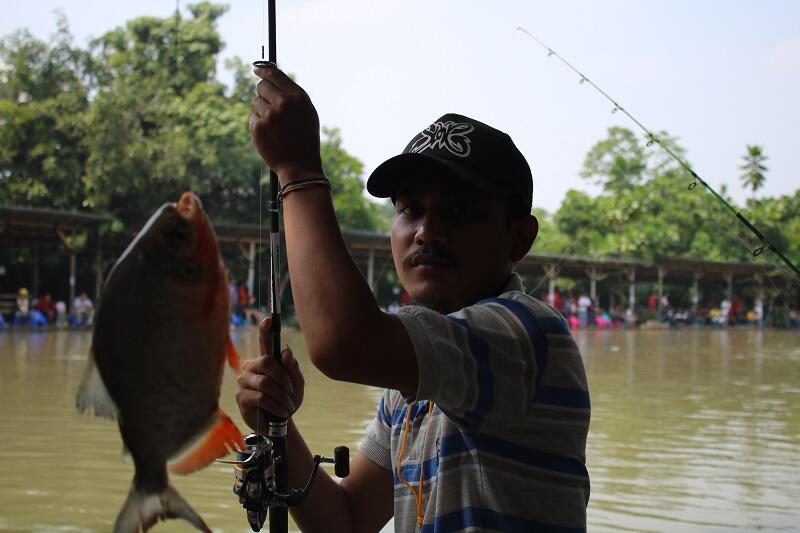 Yuk Liat Keseruan Ratusan Orang Ikut Lomba Mancing, Gan!
