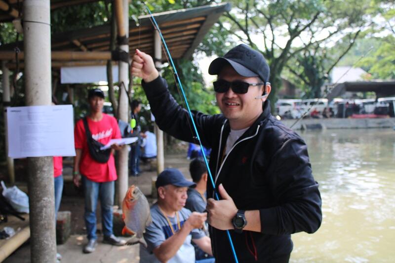 Yuk Liat Keseruan Ratusan Orang Ikut Lomba Mancing, Gan!