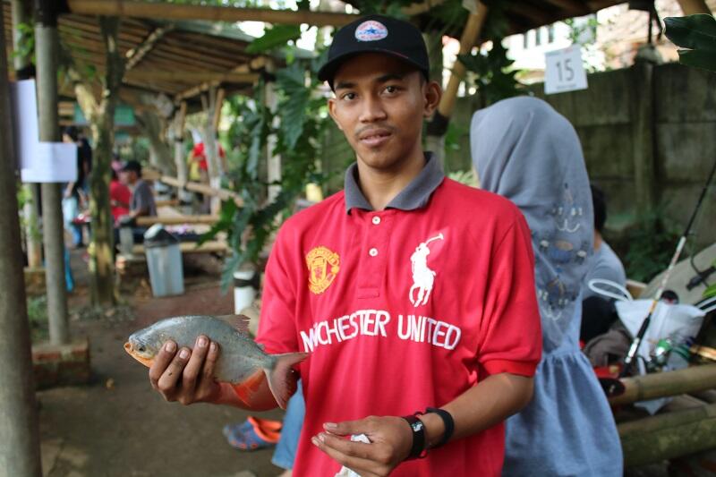 Yuk Liat Keseruan Ratusan Orang Ikut Lomba Mancing, Gan!