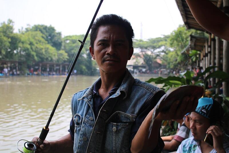 Yuk Liat Keseruan Ratusan Orang Ikut Lomba Mancing, Gan!