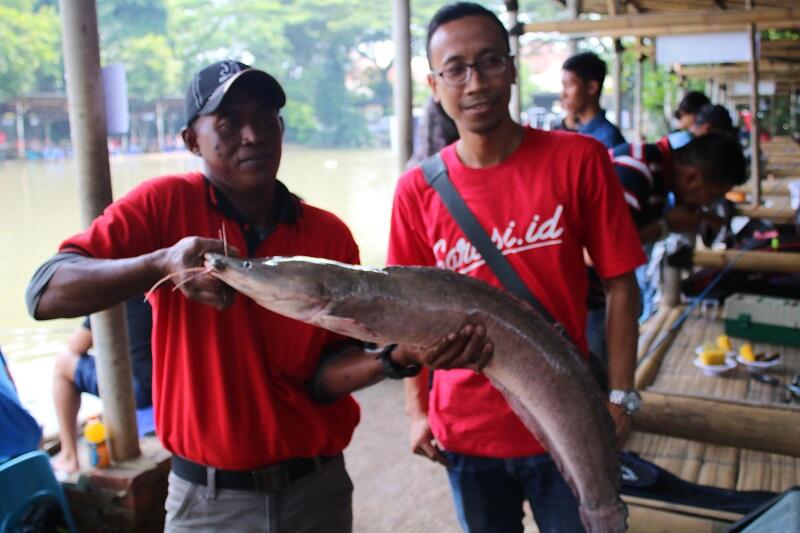 Yuk Liat Keseruan Ratusan Orang Ikut Lomba Mancing, Gan!